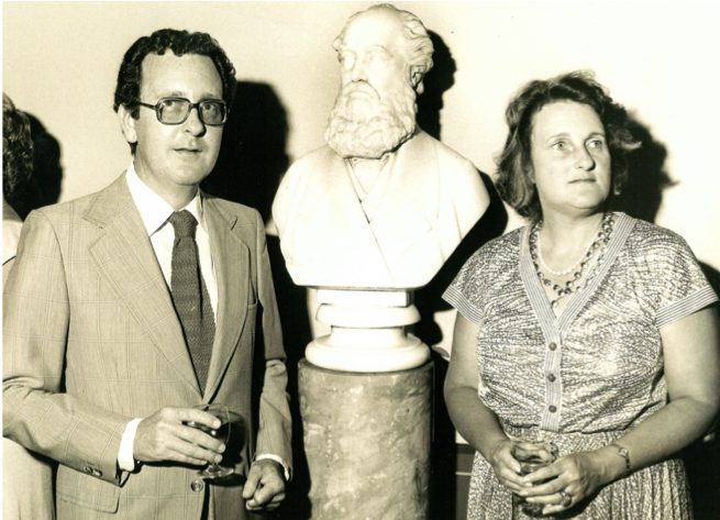 L to R James Fairfax and Caroline Simpon at the sesquicentenary (150) of The Sydney Morning Herald in 1981 (bust of John Fairfax)